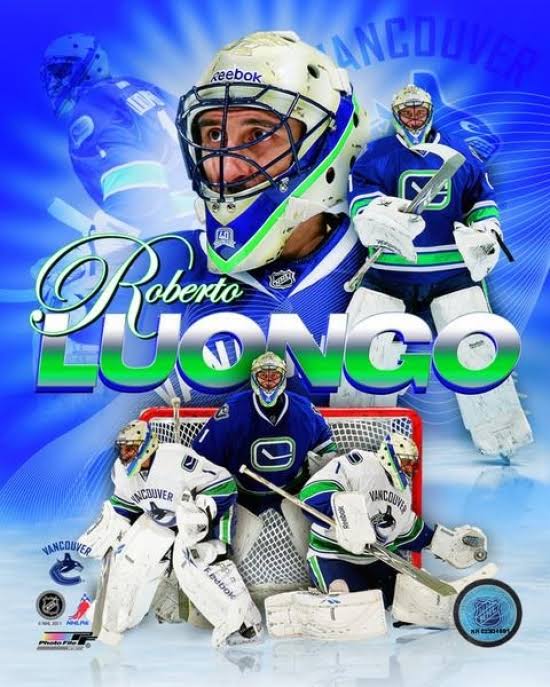 Posterazzi Roberto Luongo 2011 Portrait Plus Photo Print Z437031