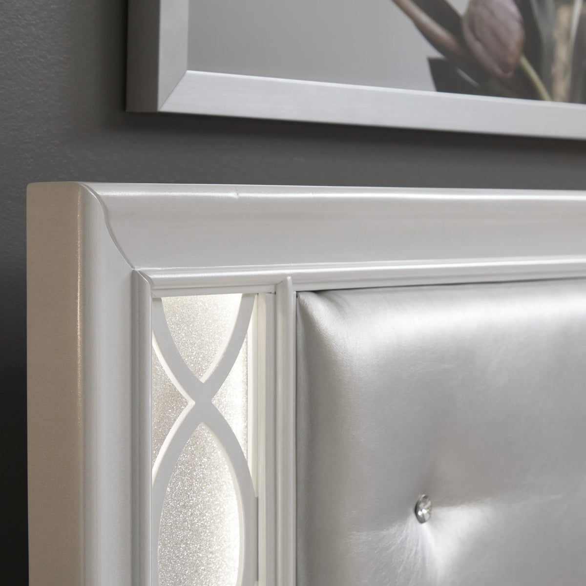 King 5-Piece Bedroom Set with LED Lights, Tufted Bed, Dresser, Mirror, and 2 Nightstands in Pearlized White L118700