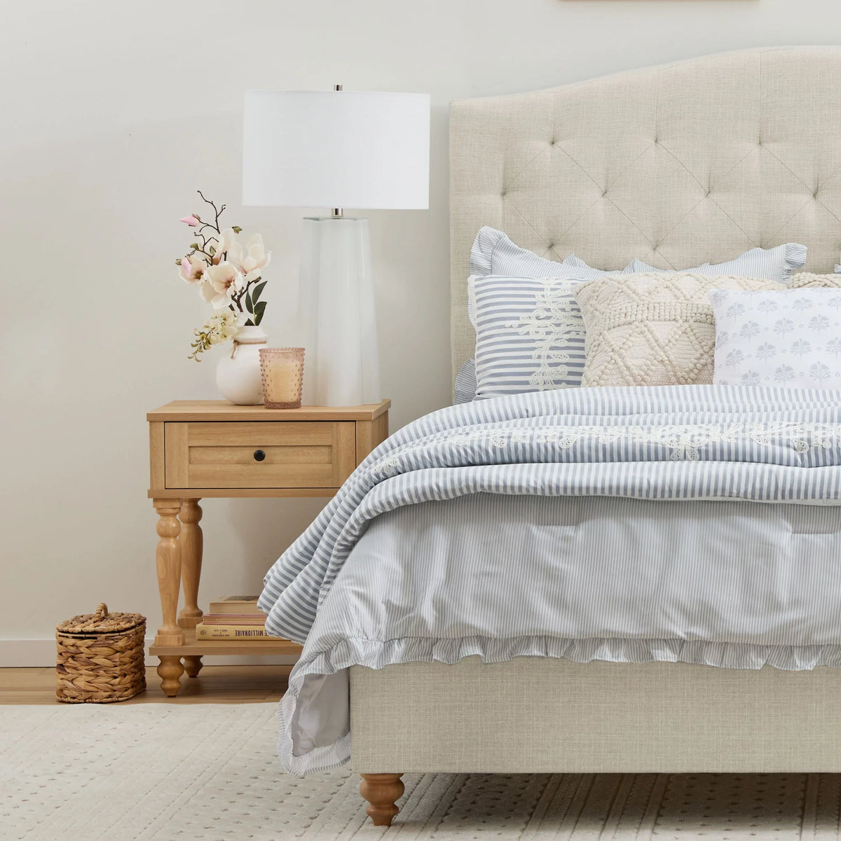 Queen Upholstered Tufted Platform Bed P876202